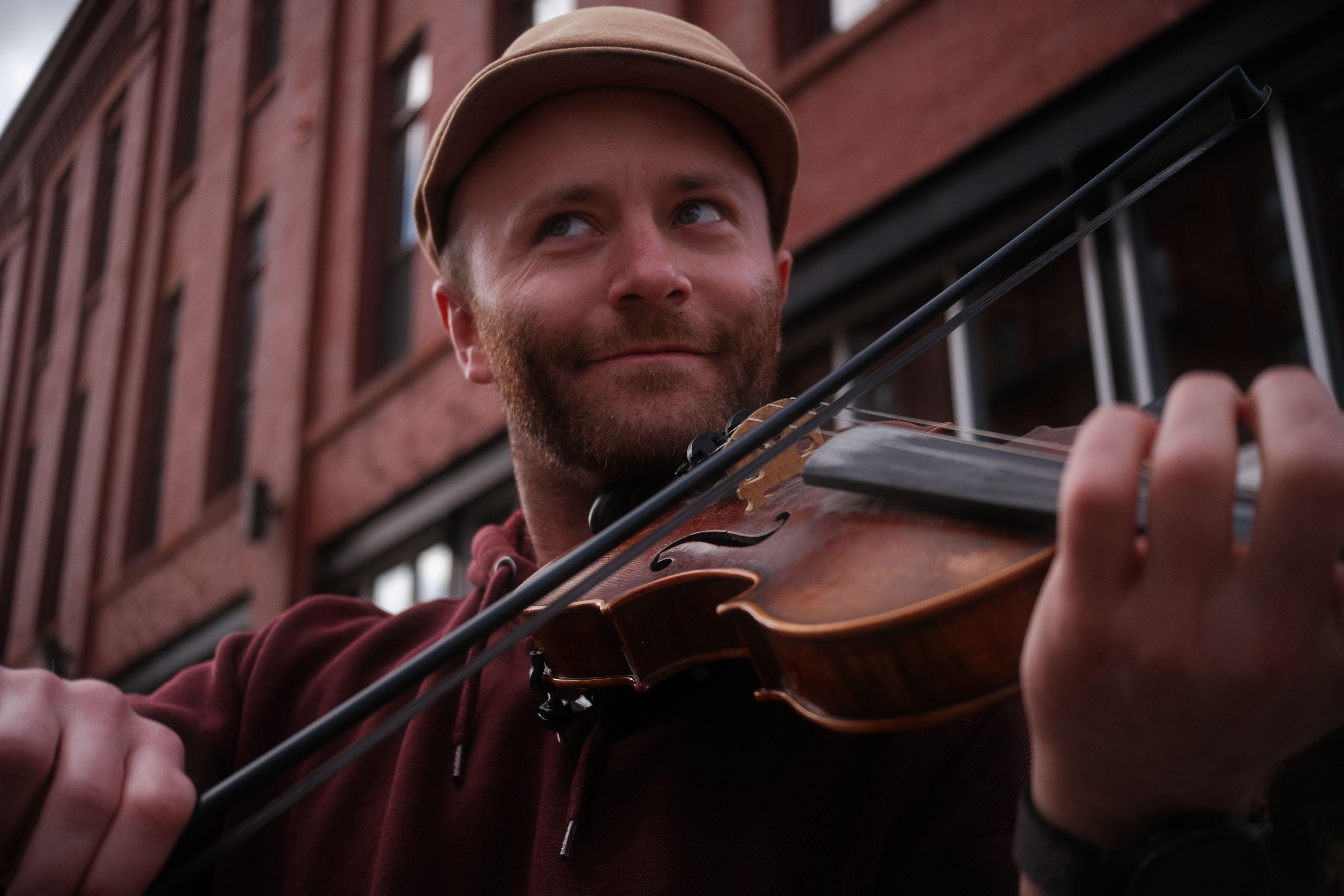 Peter Irving performing in Milwaukee
